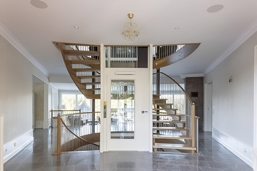 Thiết kế cầu thang máy cho biệt thự với gam màu trắng thanh lịch